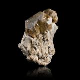 Zircón con OrtoclasaVishnevye Mountains (Vishnevogorsk), Chelyabinsk Oblast, Ural Federal District, Russia8 x 6 x 12 cm / Cristal principal: 6.8 cm (Autor: Museo MIM)