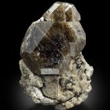 Zircón con OrtoclasaVishnevye Mountains (Vishnevogorsk), Chelyabinsk Oblast, Ural Federal District, Russia8 x 6 x 12 cm / Cristal principal: 6.8 cm (Autor: Museo MIM)
