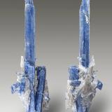 Cianita + Cuarzo<br />Mina do Boqueirão, Barra de Salinas, Coronel Murta, Vale do Jequitinhonha, Minas Gerais, Brasil<br />14cm x 4cm x 1,5cm<br /> (Autor: Pere Alonso)