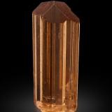Escapolita<br />Mina D-Block, Merelani, Montes Lelatema, Distrito Simanjiro, Región Manyara, Tanzania<br />2.5 x 2 x 7.5 cm / Cristal principal: 7.2 cm<br /> (Autor: Museo MIM)