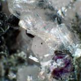 Burbankita, Villiaumita, AnalcimaPedra Balão, Complejo alcalino Poços de Caldas, Poços de Caldas, Minas Gerais, BrasilCristal de 2 mm. (Autor: Antonio P. López)