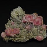 Rhodochrosite, Fluorapatite, QuartzMina Wutong, Liubao, Cangwu, Prefectura Wuzhou, Región Autónoma Guangxi Zhuang, China4.1 x 3.6 cm (Author: am mizunaka)