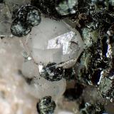 Burbankita, Clorita, AnalcimaPedra Balão, Complejo alcalino Poços de Caldas, Poços de Caldas, Minas Gerais, BrasilCampo de visión 3 mm. (Autor: Antonio P. López)