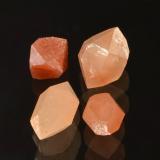 QuartzRoswell, Condado Chaves, New Mexico, USAsmallest = 0.5 cm, largest = 1.0 cm (Author: Michael Shaw)