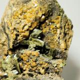 Epidota, Grosularia<br />Minas Costabona, Prats-de-Mollo-la-Preste, Haut Vallespir, Céret, Departamento Pirineos Orientales, Occitanie, Francia<br />105 mm x 70 mm. Cristal mayor: 17 mm. Masa: 360 g.<br /> (Autor: Carles Millan)