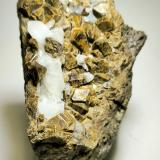 Grosularia, Cuarzo<br />Mina Roca del Turó, Costabona, Espinavell (Espinabell), Molló, Comarca Ripollès, Gerona / Girona, Cataluña / Catalunya, España<br />107 mm x 68 mm. Masa: 464 g.<br /> (Autor: Carles Millan)