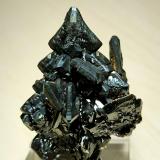 Descloizita<br />Berg Aukas, Distrito Grootfontein, Región Otjozondjupa, Namibia<br />60 mm x 45 mm. Cristal mayor: 18 mm en la arista. Masa: 83 g.<br /> (Autor: Carles Millan)