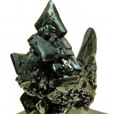Descloizita<br />Berg Aukas, Distrito Grootfontein, Región Otjozondjupa, Namibia<br />60 mm x 45 mm. Cristal mayor: 18 mm de arista. Masa: 83 g.<br /> (Autor: Carles Millan)