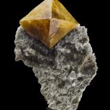 Scheelita con MoscovitaMina Pingwu, Huya, Monte Xuebaoding, Pingwu, Prefectura Mianyang, Provincia Sichuan, China10 x 8.5 x 15 cm / Cristal principal: 7.3 cm. (Autor: Museo MIM)