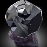 Esfalerita, Fluorita<br />Mina Denton, formación Sub-Rosiclare, Grupo Goose Creek Mine, Sub-Distrito Harris Creek, Condado Hardin, Illinois, USA<br />4 x 2.8 x 2.6 cm / Cristal principal: 2.9 cm.<br /> (Autor: Museo MIM)