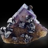 Esfalerita, Fluorita<br />Mina Denton, formación Sub-Rosiclare, Grupo Goose Creek Mine, Sub-Distrito Harris Creek, Condado Hardin, Illinois, USA<br />6.5 x 7.6 x 6.3 cm / Cristal principal: 1.5 cm.<br /> (Autor: Museo MIM)