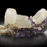 Witherita, FluoritaMina Minerva I, nivel Bethel, Grupo Ozark-Mahoning, Sub-Distrito Cave-in-Rock, Condado Hardin, Illinois, USA3 x 7 x 3.6 cm / Cristal principal: 4 cm. (Autor: Museo MIM)