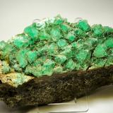 Fluorita<br />Pedrera Berta, Turó de Can Domènech, Serra de Roques Blanques, Sant Cugat del Vallès-El Papiol, Comarca Vallès Occidental / Baix Llobregat, Barcelona, Cataluña / Catalunya, España<br />200 mm x 91 mm x 78 mm. Cristal mayor: 16 mm de arista. Masa: 1644 g.<br /> (Autor: Carles Millan)