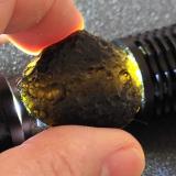 Tectita<br />Minas Gerais, Brasil<br />3,3 x 2,1 x 2,9 cm<br /> (Autor: Anisio Claudio)