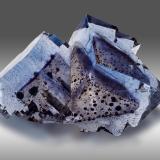Fluorite<br />Minerva I Mine, Rosiclare formation, Ozark-Mahoning group, Cave-in-Rock Sub-District, Hardin County, Illinois, USA<br />3 x 4.5 x 3 cm / main crystal: 3.2 cm.<br /> (Author: MIM Museum)
