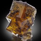 Fluorite<br />Minerva I Mine, Rosiclare formation, Ozark-Mahoning group, Cave-in-Rock Sub-District, Hardin County, Illinois, USA<br />9.5 x 7 x 5.5 cm / main crystal: 8 cm.<br /> (Author: MIM Museum)