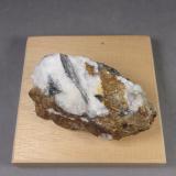 Tintinaita<br />Mina Mária, Roňava, Distrito Roňava, Región Koice, Eslovaquia<br />6,7 x 3,9 x 3,1 cm<br /> (Autor: J. G. Alcolea)