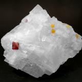Norbergita y Espinela en Calcita<br />Oak-saung-taung, Valle Mogok, Mogok, Distrito Pyin-Oo-Lwin, Región Mandalay (Division Mandalay), Myanmar (Burma)<br />9.3 × 8.4 × 4.3 cm<br /> (Autor: Jordi Fabre)