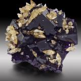 Fluorite, Calcite<br />Denton Mine, Sub-Rosiclare formation, Goose Creek Mine group, Harris Creek Sub-District, Hardin County, Illinois, USA<br />10 x 9.5 x 6.5 cm / main crystal: 4.5 cm<br /> (Author: MIM Museum)