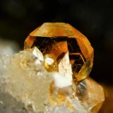 Goyazita<br />Cantera Lengenbach, Fäld, Valle Binn (Binntal), Wallis (Valais), Suiza<br />2 mm<br /> (Autor: Borja Sainz de Baranda)
