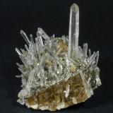 Cuarzo con Siderita<br />Saint-Pierre-de-Mésage, Vizille, Grenoble, Isère, Auvergne-Rhône-Alpes, Francia<br />7.2 × 5.6 × 6.1 cm<br /> (Autor: Jordi Fabre)