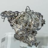Plata con Cuarzo<br />Distrito minero Kongsberg, Kongsberg, Noruega<br />4 × 4 × 2.8 cm<br /> (Autor: Jordi Fabre)