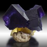 Fluorite, Baryte<br />Annabel Lee Mine, sub-Rosiclare level, Harris Creek Sub-District, Hardin County, Illinois, USA<br />15.5 x 16.5 x 11 cm / main crystal: 11.2 cm<br /> (Author: MIM Museum)