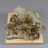 Calcopirita y Dolomita.<br />Mina Buick, Bixby, Distrito Viburnum Trend, Condado Iron, Missouri, USA<br />9,6 x 7,3 x 5 cm.<br /> (Autor: J. G. Alcolea)