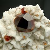 Spessartina con Feldespato y Mica<br />Tongbei, Yunxiao, Prefectura Zhangzhou, Provincia Fujian, China<br />8 × 6.5 × 1.7 cm<br /> (Autor: Jordi Fabre)