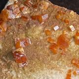 WulfenitaMina Erupción (Mina Ahumada), Sierra de Los Lamentos, Municipio Ahumada, Chihuahua, México7 x 7 cm. (Autor: Felipe Abolafia)