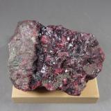 Cinabrio<br />Distrito Minero de Almadén, Almadén, Comarca Valle de Alcudia, Ciudad Real, Castilla-La Mancha, España<br />8,5 x 6,2 x 4,1 cm.<br /> (Autor: J. G. Alcolea)