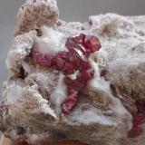 Cinabrio<br />Mina Escarlati, Puerto de las Señales, Maraña, Comarca Montaña Oriental, León, Castilla y León, España<br />8,3 x 5,5 x 4,1 cm.<br /> (Autor: J. G. Alcolea)