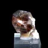 Axinita-(Fe)<br />Saint-Christophe-en-Oisans, Comuna Le Bourg d'Oisans, Isère, Auvergne-Rhône-Alpes, Francia<br />2,5 x 2 cm.<br /> (Autor: Antonio P. López)