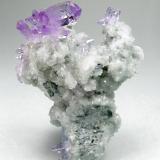 Cuarzo (variedad amatista) con Calcita<br />Cantera Capurru, Osilo, Provincia Sassari, Cerdeña/Sardegna, Italia<br />5.5 × 3.9 × 2.8 cm<br /> (Autor: Jordi Fabre)