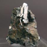Sperrylite with CabriiteDepósito Oktyabr'skoe, Talnakh, Noril'sk, Putoran Plateau, Península Taimyr, Taymyrskiy Autonomous Okrug, Krasnoyarsk Krai, Rusia2 × 1.5 × 2 cm (Author: Jordi Fabre)