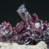 Proustita con Calcita<br />Aït Ahmane, Agdz, distrito minero Bou Azzer, Provincia Zagora, Región Drâa-Tafilalet, Marruecos<br />El cristal mayor mide: 1.5 × 0.4 cm<br /> (Autor: Jordi Fabre)