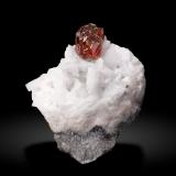Esfalerita con Dolomita<br />Mina de Áliva (Mina Las Mánforas), zona Minera Áliva, Camaleño, Comarca Liébana, Cantabria, España<br />4 × 3.3 × 1.6 cm<br /> (Autor: Jordi Fabre)