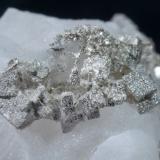 Plata en Calcita<br />Aït Ahmane, Agdz, distrito minero Bou Azzer, Provincia Zagora, Región Drâa-Tafilalet, Marruecos<br />cristal principal: 0.3 × 0.2 cm<br /> (Autor: Jordi Fabre)
