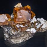 Esfalerita con Dolomita<br />Mina de Áliva (Mina Las Mánforas), zona Minera Áliva, Camaleño, Comarca Liébana, Cantabria, España<br />3.5 × 3.3 × 1.8 cm<br /> (Autor: Jordi Fabre)