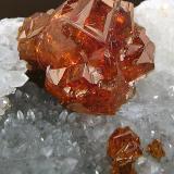 Esfalerita con Cuarzo<br />Mina Taolin, Linxiang, Prefectura Yueyang, Provincia Hunan, China<br />el cristal mayor mide: 1 × 1 cm<br /> (Autor: Jordi Fabre)
