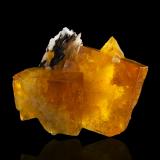 Fluorite, Baryte<br />Les Farges Mine (Des Farges Mine), Ussel, Corrèze, Nouvelle-Aquitaine, France<br />6 x 7 x 4 cm / main crystal: 5 cm<br /> (Author: MIM Museum)