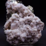 Calcita (variedad manganocalcita) y pirita<br />Cantera Paracas, Huaytará, Provincia Huaytará, Departamento Huancavelica, Perú<br />11 x 8 cm<br /> (Autor: Pedro Antonio)