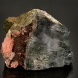 Rockbridgeite with Hurealite, Jahnsite and Leucophosphite on TriphyliteMina Tip Top, Fourmile, Condado Custer, South Dakota, USA9.0 x 8.5 x 5.7 cm (Author: Michael Shaw)