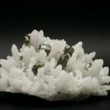 Sphalerite (variety cleiophane) QuartzMina Krushev dol, Zona minera Madan, Montes Rhodope, Smolyan Oblast, Bulgaria6 x 5 x 3,5 cm. (Author: DanovskiM)