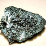 Ludwigita, Cuarzo, Calcita<br />Minas Costabona, Prats-de-Mollo-la-Preste, Haut Vallespir, Céret, Departamento Pirineos Orientales, Occitanie, Francia<br />64 mm x 55 mm. Masa: 117 g.<br /> (Autor: Carles Millan)