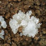 TaumasitaMina Iron Cap, Landsman Camp, Aravaipa, Distrito Aravaipa, Montes Santa Teresa, Condado Graham, Arizona, USAGrupo de cristales de 4 mm. (Autor: Antonio P. López)