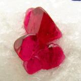 Spinel on Calcite<br />Pein-Pyit, Mogok Township, Pyin-Oo-Lwin District, Mandalay Region (Mandalay Division), Myanmar (Burma)<br />main crystal size: 0.6 × 0.4 cm<br /> (Author: Jordi Fabre)