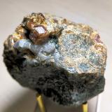 Grosularia<br />Minas Costabona, Prats-de-Mollo-la-Preste, Haut Vallespir, Céret, Departamento Pirineos Orientales, Occitanie, Francia<br />72 mm x 69 mm x 47 mm. Cristal mayor: 13 mm. Masa: 308 g.<br /> (Autor: Carles Millan)
