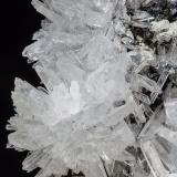 Olshanskyita con Roweita y Andradita<br />Mina Shijiangshan, Aldea Shijiangshan, Yinwu, Linxi, Ulanhad League, Región Autónoma Mongolia Interior, China<br />El ejemplar mide: 7.5 × 4.6 × 3.4 cm<br /> (Autor: Jordi Fabre)