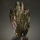 EpidoteConcesión Flor de Perú, Monte Ullpac, Distrito Huancano, Provincia Pisco, Departamento Ica, Perú7.0 x 3.5 x 1.0 cm (Author: Michael Shaw)